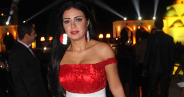 فستان "علم مصر".. موضة بدأتها الفنانات وينهيها القانون
