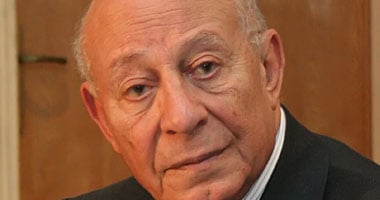 سفير الصومال يقبّل يد ورأس محمد فائق تقديرًا لجهوده فى أفريقيا