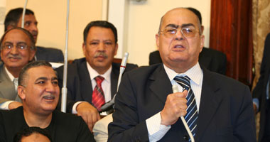 تظاهر أهالى قنا أمام مقر الحزب الوطنى 