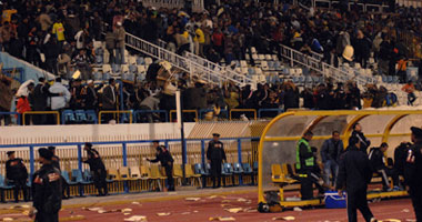 جماهير السويس تعتدى بالضرب على "المنتخب" بعد الهزيمة من النصر
