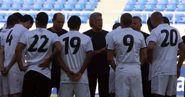 مبارك يتصل بصقر وزاهر للاطمئنان على المنتخب