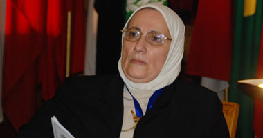 خبيرة: العادات والتقاليد حاصرت دور المرأة