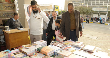 وفد جزائرى يزور معرض الكتاب