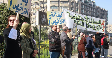 بالصور.. وقفة احتجاجية لسكان "المقطم" ضد وزير