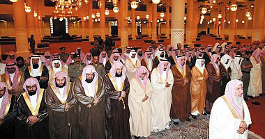 السعوديون يؤدون صلاة الاستسقاء أملا فى نزول المطر على المملكة