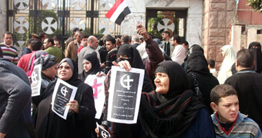 وقفة لنشطاء "الفيس بوك" للدعوة للتبرع بالدم لمصابى الإسكندرية