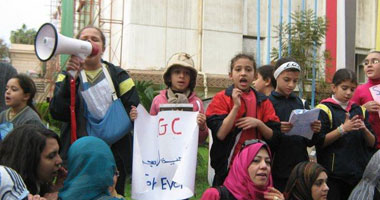 أولياء أمور طلاب المدارس القومية  يتظاهرون بالإسكندرية 