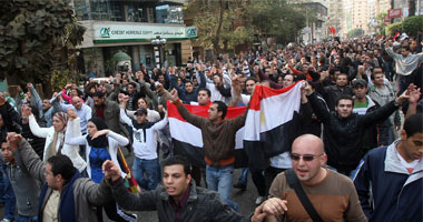 عاطل يقطع شرايين يده بـ"موس" أمام مجلس الشعب