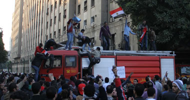 المتظاهرون يرشقون الباب الرئيسى بمجلس الشعب بالحجارة