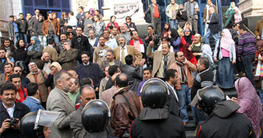 الصحفيون يجمعون توقيعات للتحقيق فى اعتداءات الأمن