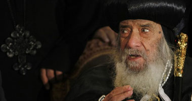 مصادر: البابا شنودة يتابع المظاهرات على التليفزيون المصرى وبى بى سى 