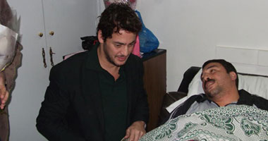 خالد أبو النجا يزور مصابى حادث "كنيسة القديسين"