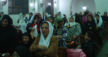 المسلمون والمسيحيون يحتفلون بعيد الميلاد داخل الكنائس بالقليوبية 