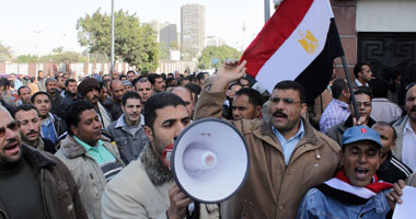 تجمهر موظفى الاستثمار بالسويس لسوء معاملة رئيس الهيئة