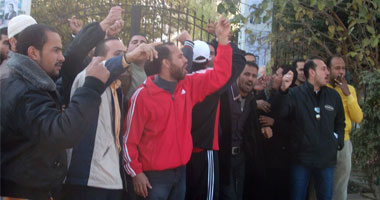 تظاهر أوائل خريجى جامعة أسيوط احتجاجا على التلاعب فى قرار تعيينهم