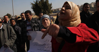 مصدر قضائى: قرار ضبط عبد الفتاح ودومة والشاعر وعبد العظيم واستدعاء نوارة على خلفية بلاغ قديم يتهمهم بالتحريض على حصار "الإرشاد".. والنائب العام لم يبدأ التحقيق فى اتهام 169 شخصية بأحداث المقطم 