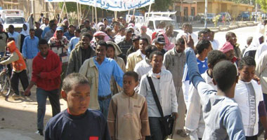 مظاهرة لأهالى "نصر النوبة" للمطالبة بإنشاء أكمنة ثابتة