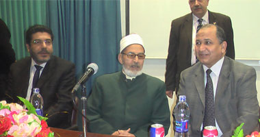رئيس جامعة طنطا يكرم حفظة القرآن الكريم من طلاب طب طنطا