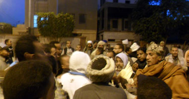 مواطنون يقطعون شارع "المركز" بإدفو للمطالبة بمحال "الوطنى" المنحل
