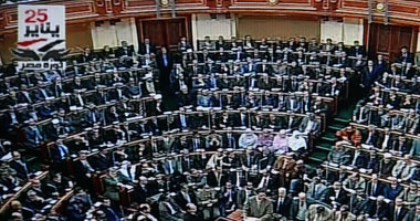 أولى جلسات الشعب تبدأ بقراءة الفاتحة على أرواح شهداء الثورة.. عدد كبير من النواب يرتدون أوشحة "لا للمحاكمات العسكرية".. ومشادة كلامية بين السقا وإسماعيل 