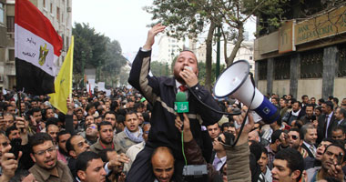 متظاهرون يصلون مقر البرلمان لمطالبة النواب بتبنى مطالب الثورة