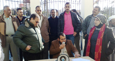 موظفو مطروح يحتجون على تخفيض حافز بدل الجذب
