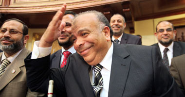 نائب مستقل يطالب بتسليم السلطة التنفيذية لـ"الكتاتنى"