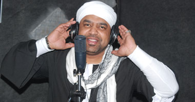 بالصور.. حجازى متقال يغنى "أنا راضى بحكم الإخوان"