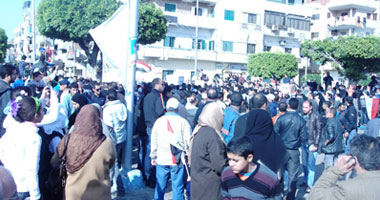 بالصور.. 2000 متظاهر بالإسماعيلية للمطالبة بتسليم السلطة