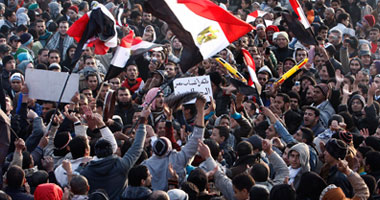 سيدة تحاول الانتحار بالتحرير والثوار ينقلونها للإسعاف