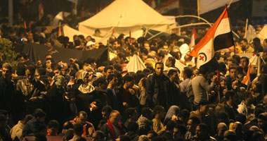 المئات يغادرون التحرير بعد إحياء الذكرى الأولى للثورة 