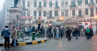 متظاهرو طلعت حرب يصفون شفيق وموسى بأبناء مبارك