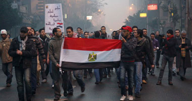 متظاهرو التحرير يسحبون مياه الأمطار من الميدان