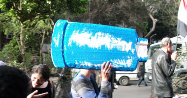 شباب "إسقاط حكم العسكر" يرفعون "الأنابيب" فى مسيرة الدقى