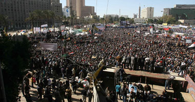 رفض المتظاهرين للاحتفال بإطلاق الألعاب النارية بالتحرير
