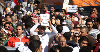 مسيرة مصطفى محمود تهتف ضد "شرف" أمام منزله وتتهمه بالتخلى عن الثورة