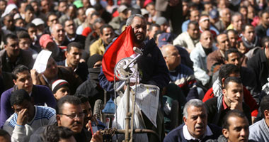 آلاف المتظاهرين يؤدون صلاة العصر بالإسعاف