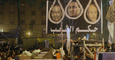 المتظاهرون يواصلون التوافد على "التحرير" فى الذكرى الأولى لـ"جمعة الغضب".. ومصورة أجنبية تشعل اشتباكات بين الثوار.. والثوار يهتفون ضد منصة الإخوان ويطالبون بطرد أنصار الجماعة من الميدان 