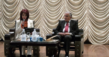 فاروق جويدة: مجلس الشعب للسياسة وليس للوعظ أو الفتاوى..وعلى الإخوان ألا يخلطوا الدين بالسياسة.. والمجلس العسكرى له أخطاؤه ولكن لا ننسى انحيازه للثورة ضد نظام مبارك.. وما يحدث من النخبة "خيانة" للثورة