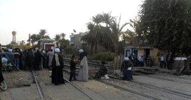 أهالى كفر الدوار يقطعون السكة الحديد احتجاجًا على نقص مياه الرى