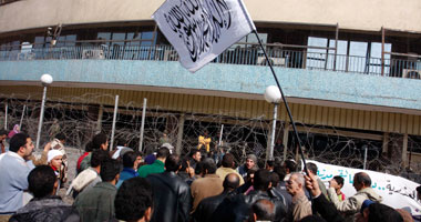 أهالى مصابى الثورة أمام ماسبيرو يطالبون بالتمثيل فى "التأسيسية"
