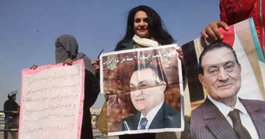 مؤيدو مبارك يعتصمون أمام مصلحة السجون مطالبين بنقله لمستشفى خارج طرة