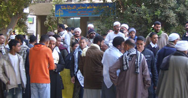 أهالى 5 متهمين يرشقون مبنى محكمة الزقازيق بالحجارة