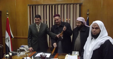 أمن مطروح يتسلم 10 أسلحة آلية من الأهالى