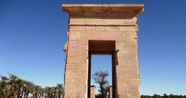 موظفو الآثار يغلقون معبد هيبس بالوادى الجديد لصرف مستحقاتهم 