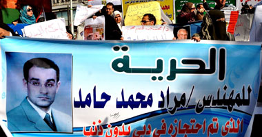 بالصور.. تظاهر العشرات من أهالى المعتقلين بالإمارات أمام سفارتها بالقاهرة