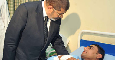مرسى يزور مستشفى المعادى فى وجود "مبارك" بعد عامين من اندلاع الثورة