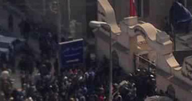 أفراد الشرطة بالشرقية يغلقون المديرية بالجنازير للمطالبة بإقالة الوزير