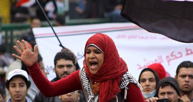 مسيرة بالتحرير تهتف:" يا حرية فينك فينك..حكم المرشد بينى وبينك"