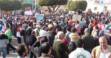 مسيرة للأهالى احتفالا بالذكرى الثالثة لثورة يناير بالمحلة